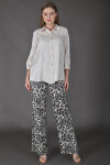 Favori Tekstil beli büzgülü gömlek ve bol paça leopar desen pantolon tasarım ikili takım